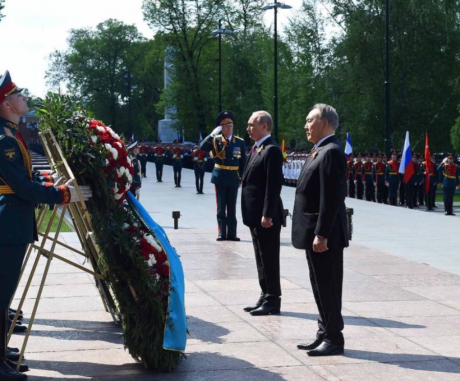 Мэр Воронежа возложил венки и цветы к Могиле Неизвестного солдата